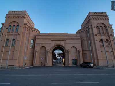 Il 1926 fu l�anno del progetto del quadrilatero della Fiera del Levante, �quartiere� che aperto quattro anni dopo alla presenza di re Vittorio Emanuele III. Corradini realizz� anche l�ingresso monumentale che si affaccia sul mare, con i suoi possenti torrioni laterali, l�arco centrale e le finestrelle bifore